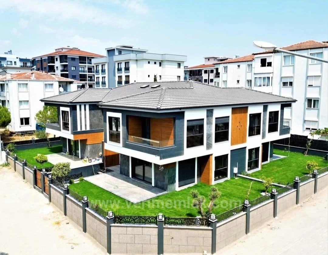 Ultra-Luxus 3+1 Villa Mit Privatem Garten Zum Verkauf In Seferihisar Camikebir