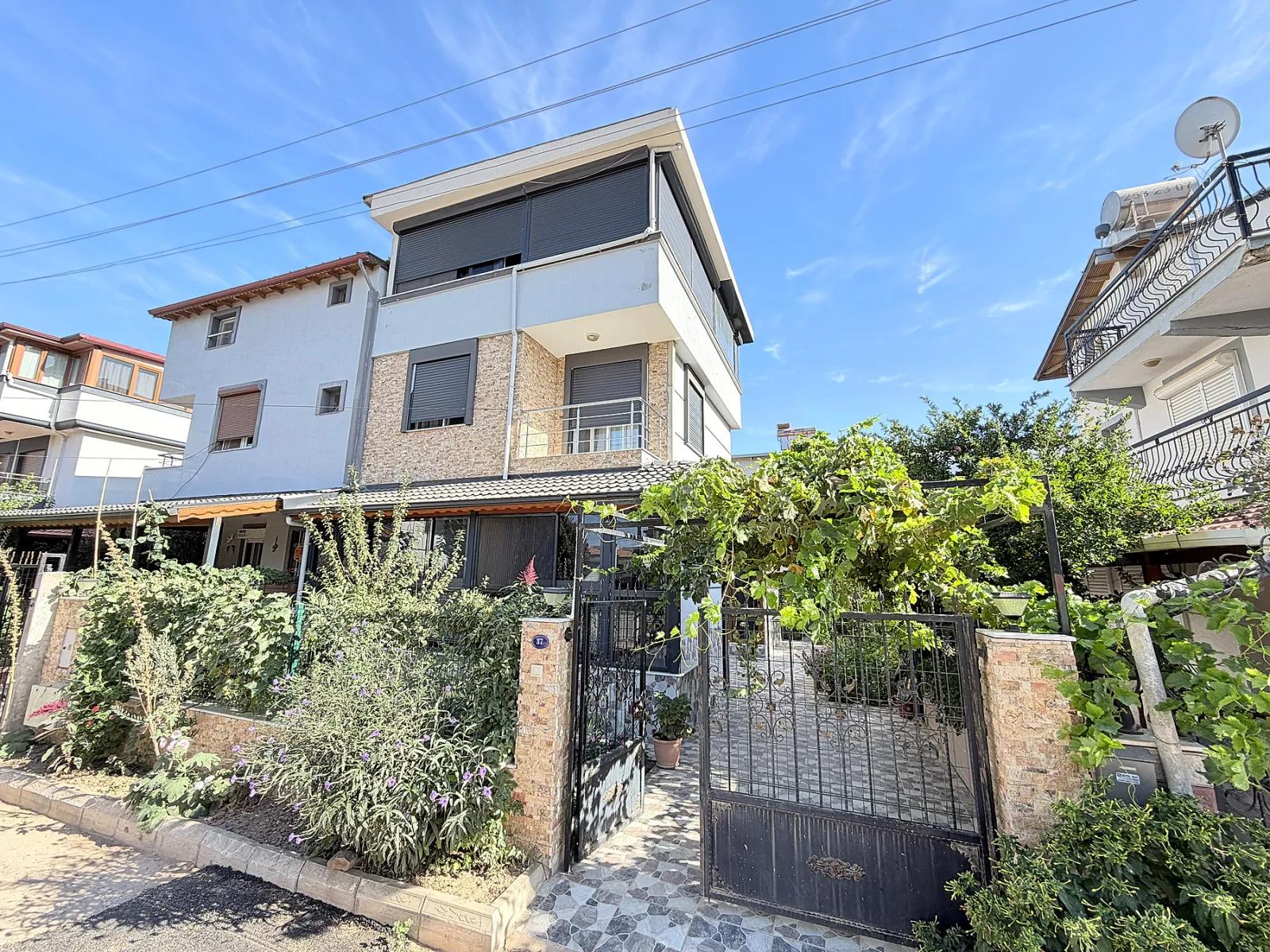 Seferihisar Doğanbey In Cumhuriyet nahe dem Meer Sommer‑winter Wohnen geeignet 3+1 Villa