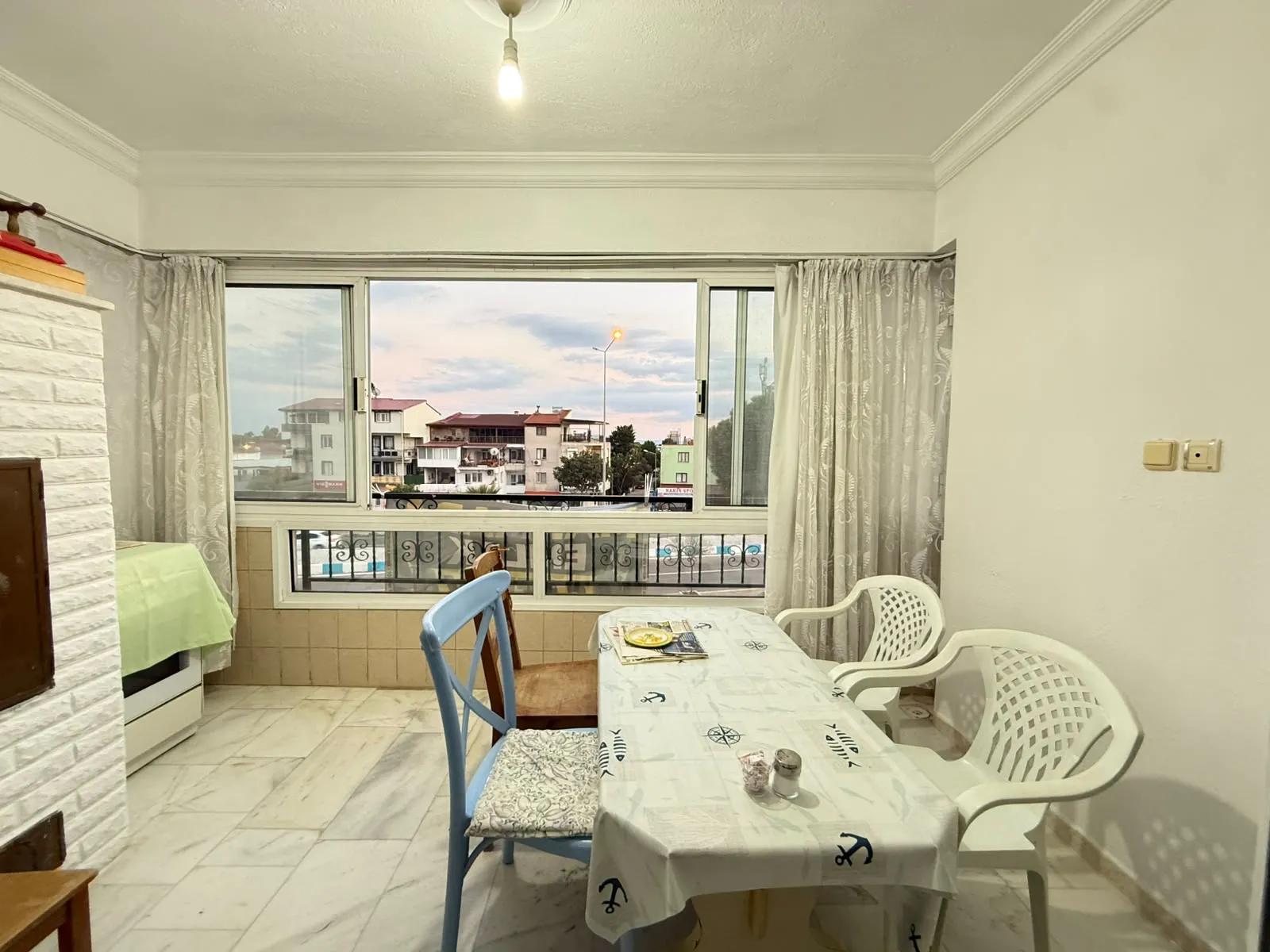 Im Seferihisar Mersin Gebiet 150 m zum Meer kostenfrei, geräumig zu verkaufen 2+1 Wohnung