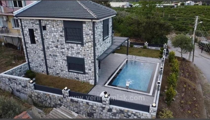 3+1 Freistehende Villa Mit Pool Und Garten Zum Verkauf In Gumuldur