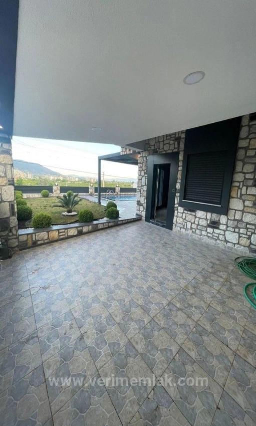 3+1 Freistehende Villa Mit Pool Und Garten Zum Verkauf In Gumuldur