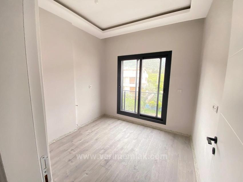 6+1 Villa Zu Verkaufen, 400 Meter Vom Meer Entfernt Und Ganz In Der Nähe Des Marktes Und Des Zentrums