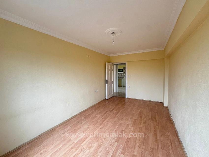 Großzügige Und Helle 2+1-Zimmer-Wohnung In Meeresnähe In Gümüldür Fevzi Çakmak Zu Verkaufen.