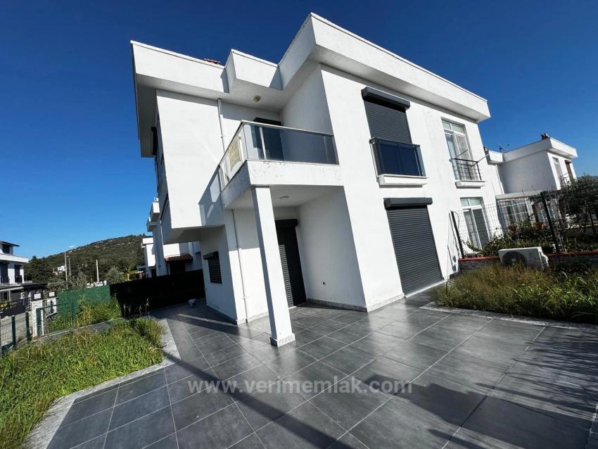 2+1-Zimmer Villa Zu Verkaufen in Cumhuriyet Bz. Seferihisar Doğanbey - 210 m²