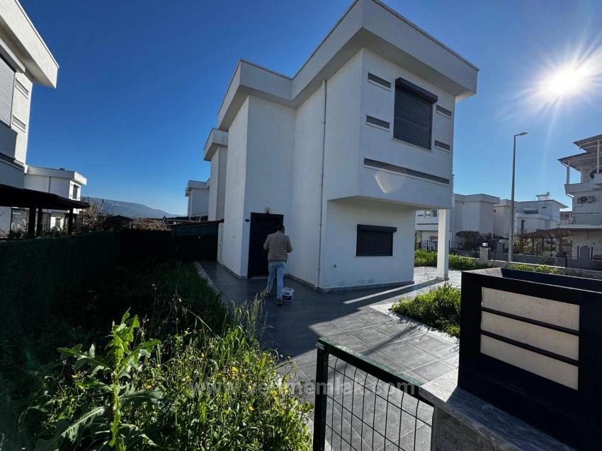 Luxuriöse Und Komfortable 2+1-Zimmer-Villa In Einer Anlage Mit Olympischem Schwimmbecken In Seferihisar Zu Verkaufen!