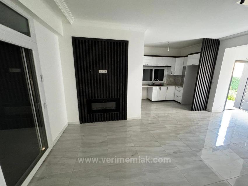 Luxuriöse Und Komfortable 2+1-Zimmer-Villa In Einer Anlage Mit Olympischem Schwimmbecken In Seferihisar Zu Verkaufen!