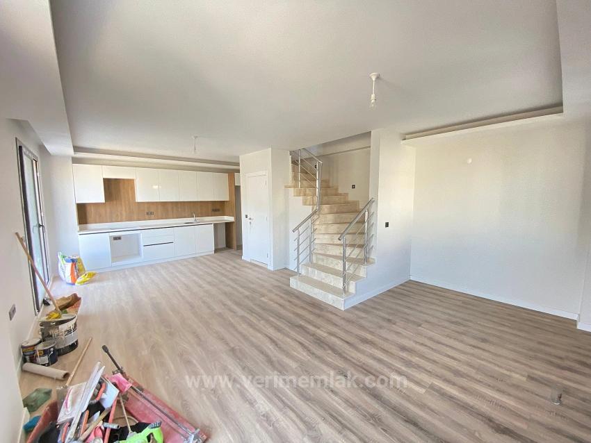 2+1 Villa Zum Verkauf Mit Komplettem Meeresgarten In Seferihisar Ürkmez