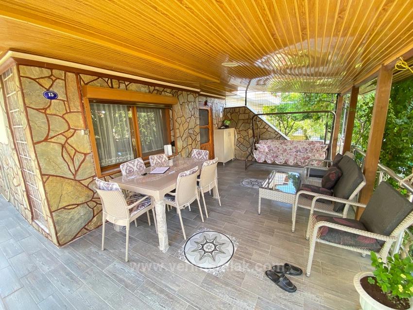 Freistehende 4+1 Villa Zum Verkauf Mit Großem Garten Auf Einem Grundstück In Doğanbey