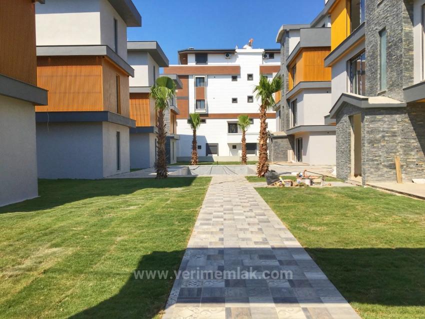 3+1 Villa Zum Verkauf Mit Einem Einzelnen Freistehenden Pool Am Meer In Ürkmez