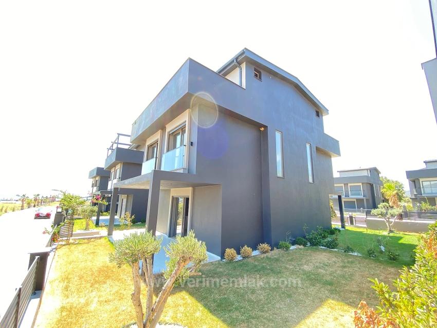3+1 Freistehende Villa Zum Verkauf In Seferihisar Sakız Ağacı, Direkt Am Meer, Mit Modernem Design.