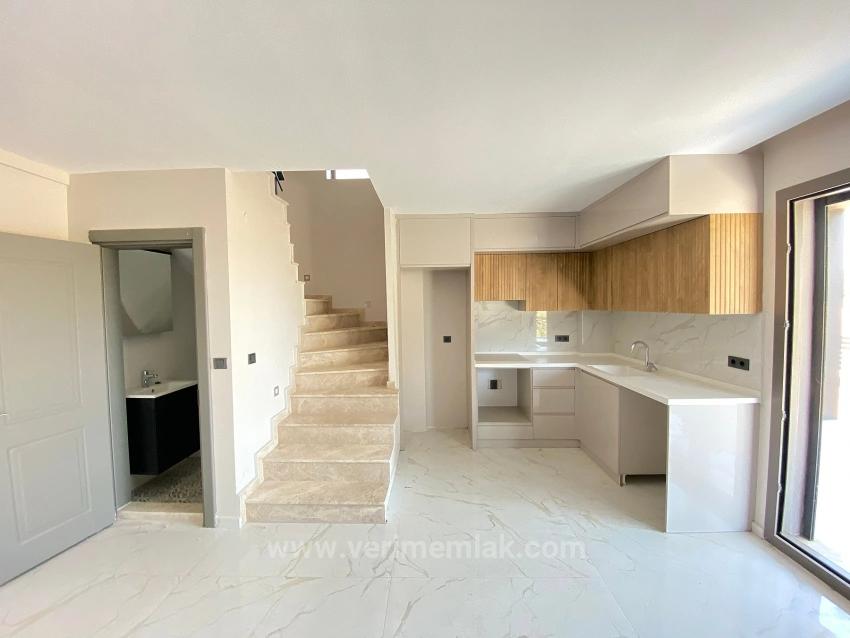 3+1 Freistehende Villa Zum Verkauf In Seferihisar Sakız Ağacı, Direkt Am Meer, Mit Modernem Design.