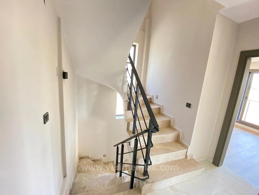 3+1 Freistehende Villa Zum Verkauf In Seferihisar Sakız Ağacı, Direkt Am Meer, Mit Modernem Design.