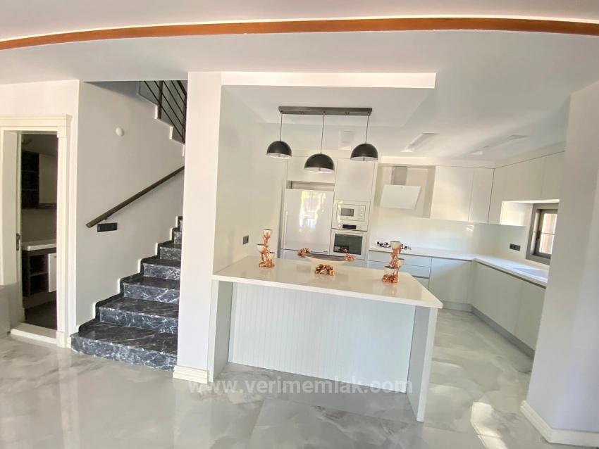 Ultra-Luxus-3+1-Villa Zum Verkauf Mit Privatem Garten, Direkt Am Meer In Ürkmez