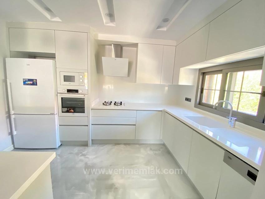 Ultra-Luxus-3+1-Villa Zum Verkauf Mit Privatem Garten, Direkt Am Meer In Ürkmez