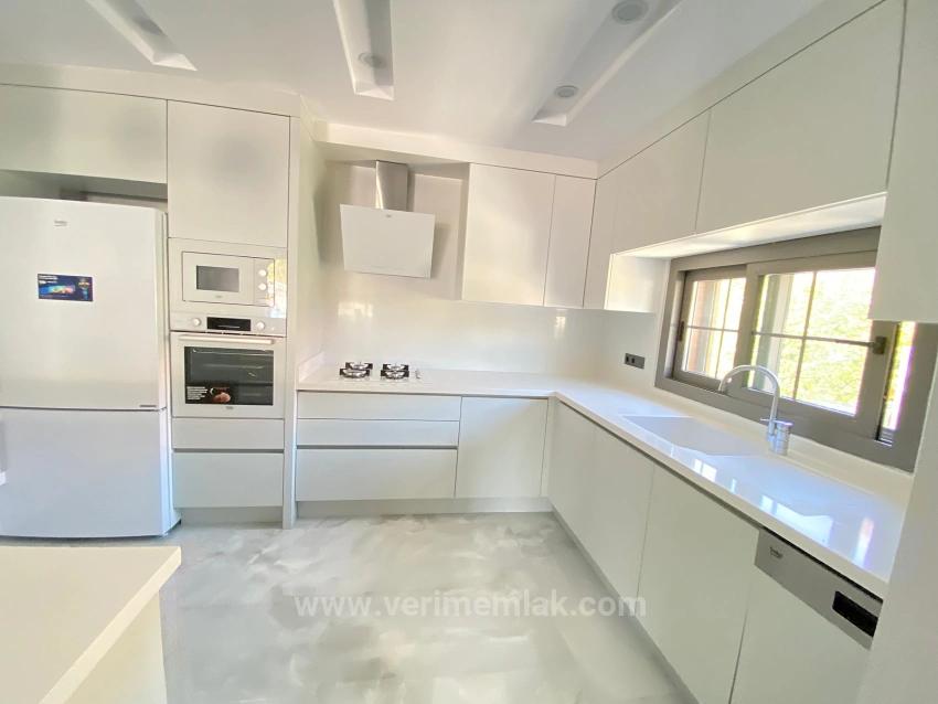 Ultra-Luxus-3+1-Villa Zum Verkauf Mit Privatem Garten, Direkt Am Meer In Ürkmez