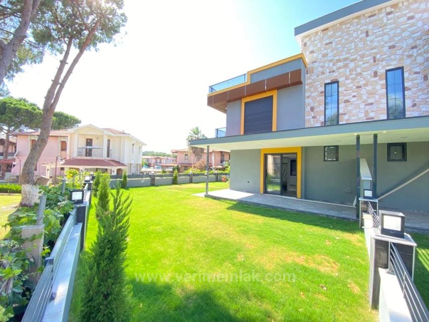 Luxuriöse 3+1 Villa Zum Verkauf In Ürkmez Mit Großem Garten Und Freistehendem Meer