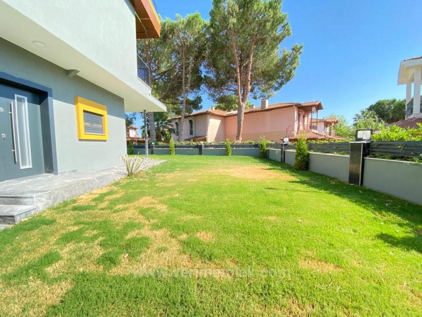 Luxuriöse 3+1 Villa Zum Verkauf In Ürkmez Mit Großem Garten Und Freistehendem Meer