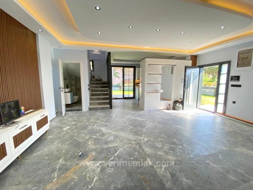 Luxuriöse 3+1 Villa Zum Verkauf In Ürkmez Mit Großem Garten Und Freistehendem Meer