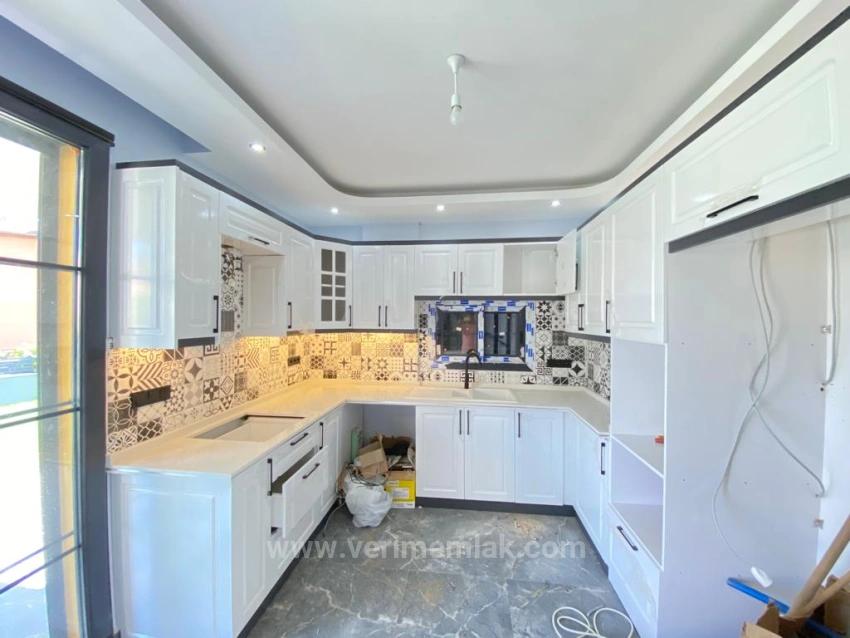 Luxuriöse 3+1 Villa Zum Verkauf In Ürkmez Mit Großem Garten Und Freistehendem Meer