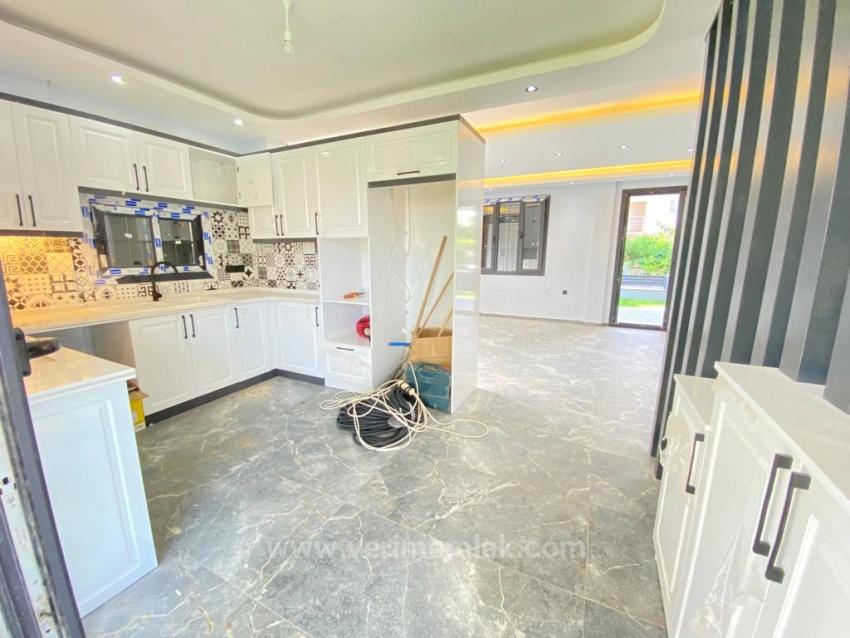 Luxuriöse 3+1 Villa Zum Verkauf In Ürkmez Mit Großem Garten Und Freistehendem Meer