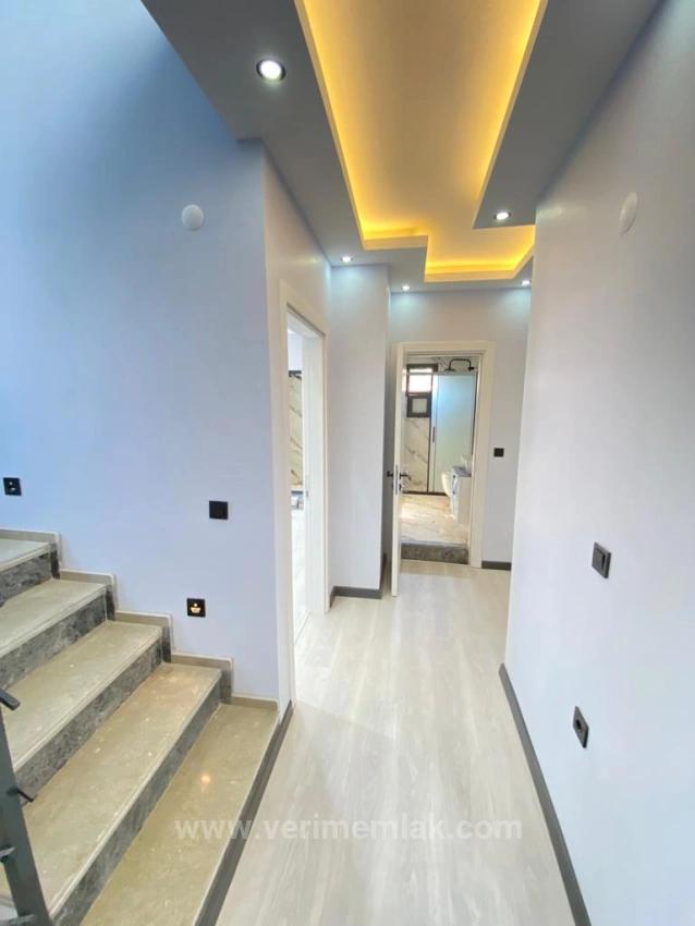 Luxuriöse 3+1 Villa Zum Verkauf In Ürkmez Mit Großem Garten Und Freistehendem Meer