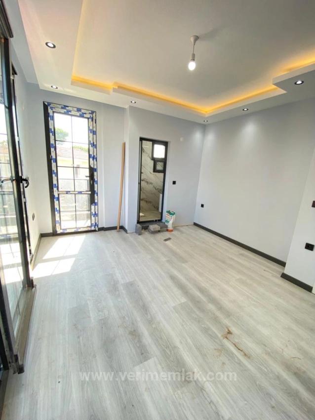 Luxuriöse 3+1 Villa Zum Verkauf In Ürkmez Mit Großem Garten Und Freistehendem Meer