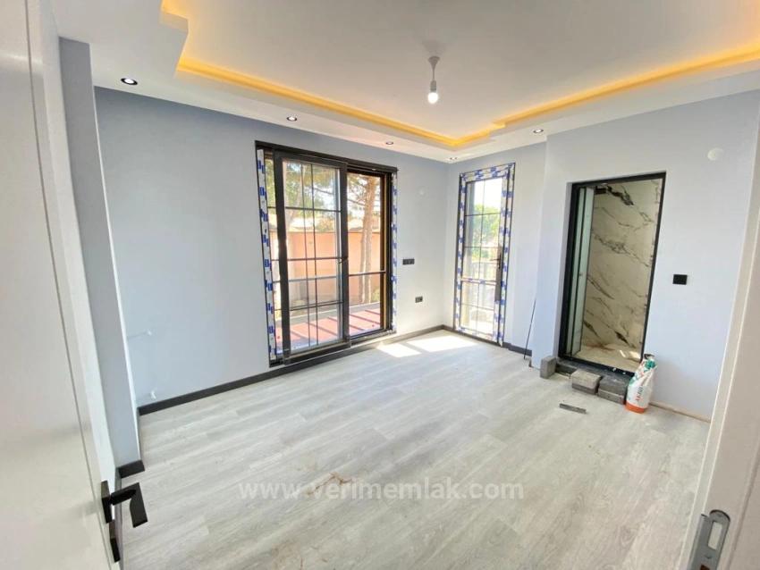 Luxuriöse 3+1 Villa Zum Verkauf In Ürkmez Mit Großem Garten Und Freistehendem Meer