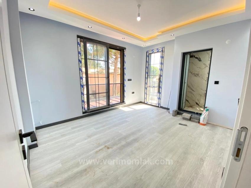 Luxuriöse 3+1 Villa Zum Verkauf In Ürkmez Mit Großem Garten Und Freistehendem Meer