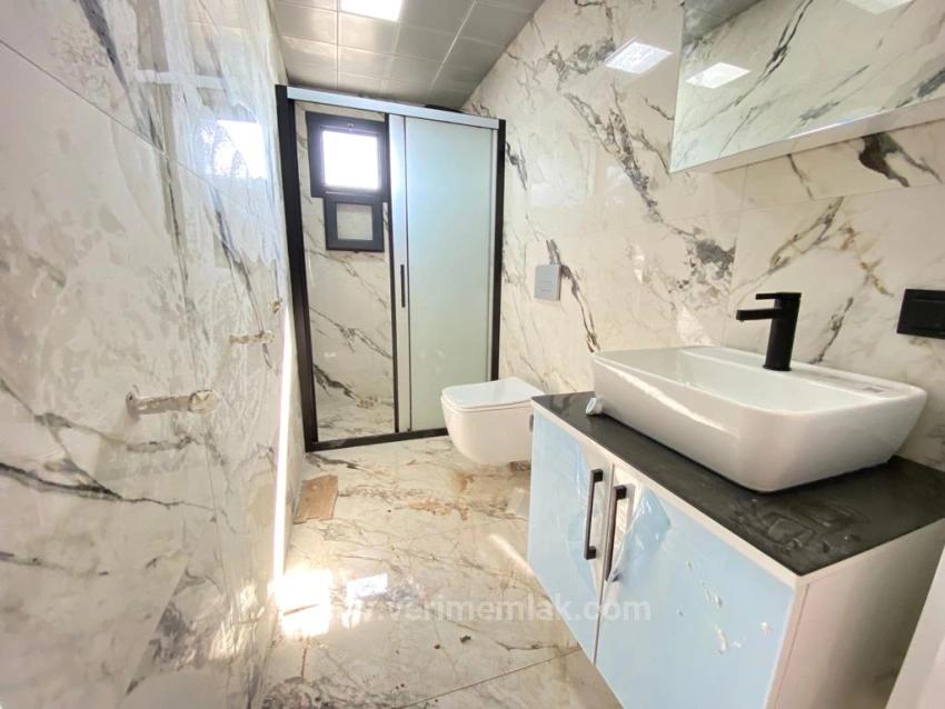 Luxuriöse 3+1 Villa Zum Verkauf In Ürkmez Mit Großem Garten Und Freistehendem Meer