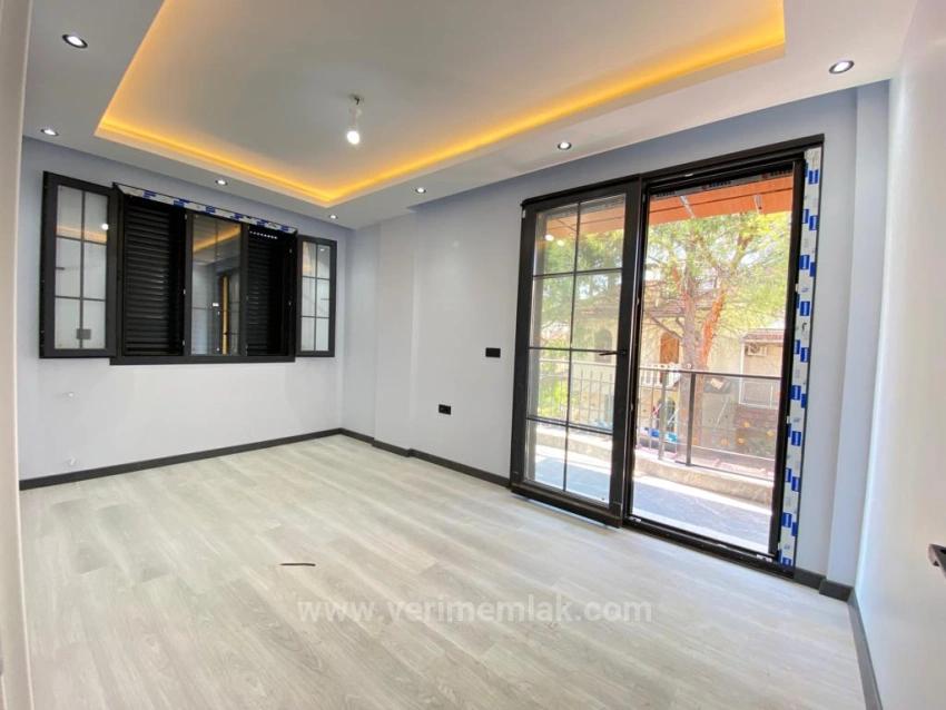 Luxuriöse 3+1 Villa Zum Verkauf In Ürkmez Mit Großem Garten Und Freistehendem Meer