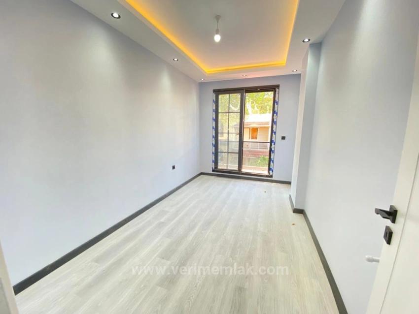 Luxuriöse 3+1 Villa Zum Verkauf In Ürkmez Mit Großem Garten Und Freistehendem Meer