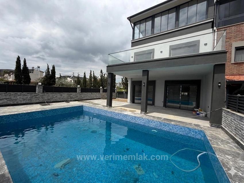 Luxuriöse 3+1-Zimmer-Villa Mit Privatem Pool, 750 M Vom Meer Entfernt In Seferihisar Cumhuriyet!