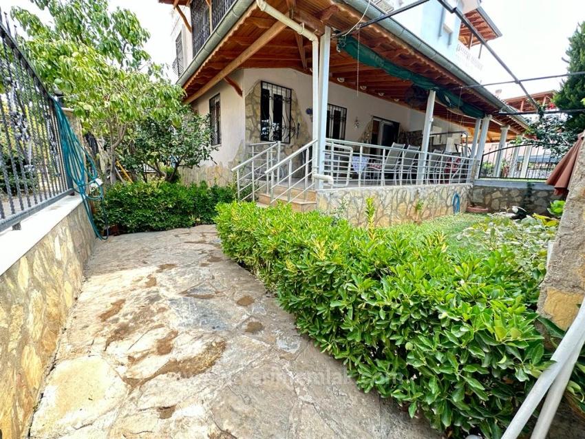 5+1 Villa Mit Großem Garten Zum Verkauf In Ürkmez Am Meer