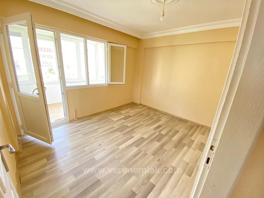 Wohnen Im Herzen Von Seferihisar: 2+1-Zimmer-Wohnung Zu Vermieten, 100 M Von Einkaufszentren, 300 M Vom Meer Entfernt.