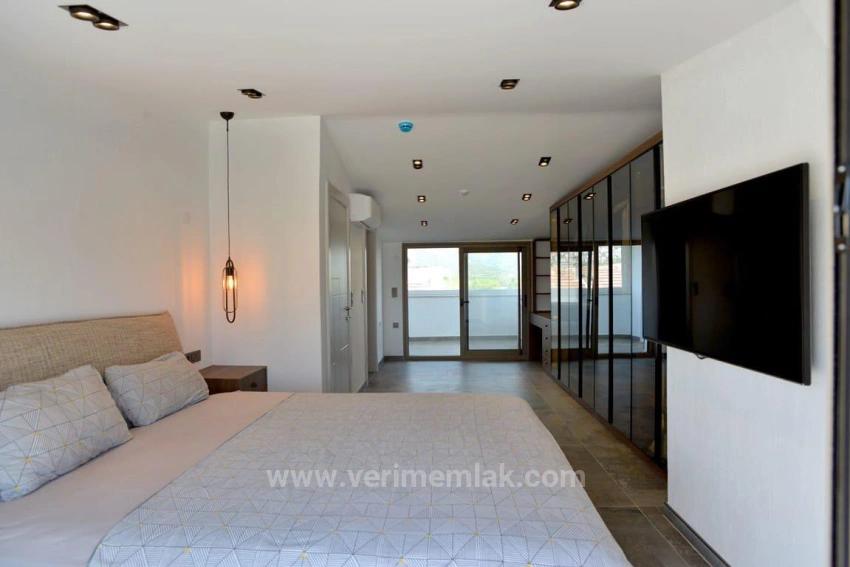 Luxuriöse 3+1-Zimmer-Villa Mit Großem Garten, Parkplatz Und Swimmingpool In Gümüldür