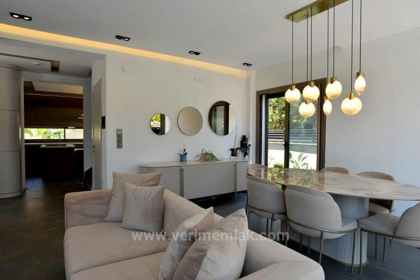 Luxuriöse 3+1-Zimmer-Villa Mit Großem Garten, Parkplatz Und Swimmingpool In Gümüldür