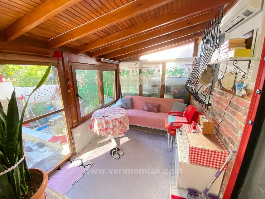 2+1-Zimmer-Wohnung In Seferihisar Mersinalanı Zu Verkaufen, 100 M Vom Meer Entfernt, Mit Garten Und Pavillon, Keine Zusätzlichen Kosten