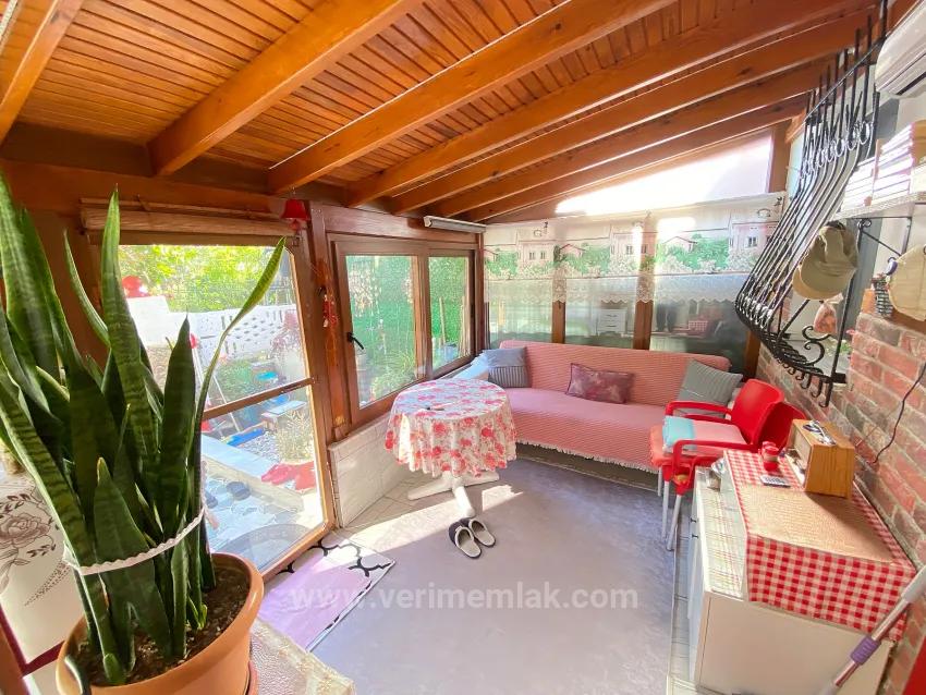 2+1-Zimmer-Wohnung In Seferihisar Mersinalanı Zu Verkaufen, 100 M Vom Meer Entfernt, Mit Garten Und Pavillon, Keine Zusätzlichen Kosten