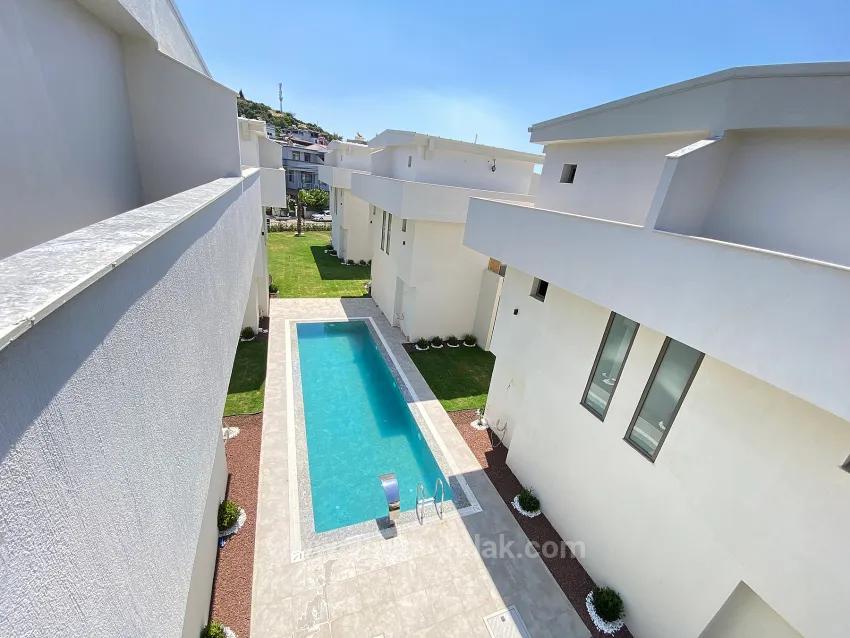 Seferihisar Mersin Bereich Dem Meer 350 M, Schwimmbeckenbesitzend Und Fußbodenheizungsbesitzend Luxus Eckvilla