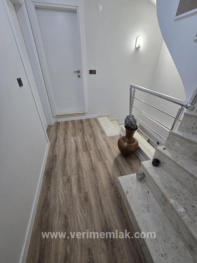 In Seferihisar Ürkmez, eine etwa 600 m entfernte, großzügige gartenumschlossene 3+1 Sommerhaus-villa