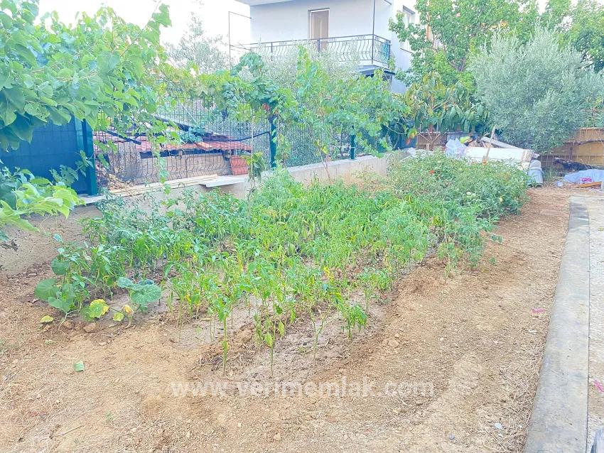 In Seferihisar Atatürk Mah. befindet sich eine vollständig unabhängige Villa mit voller Meeresaussicht, 4+1 Zimmer, zum Verkauf