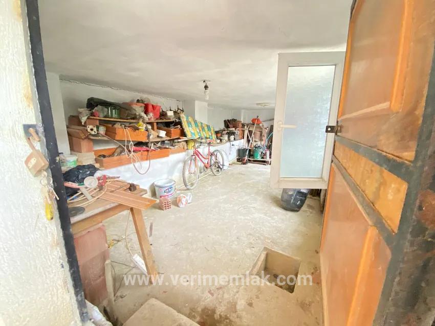 In Seferihisar Atatürk Mah. befindet sich eine vollständig unabhängige Villa mit voller Meeresaussicht, 4+1 Zimmer, zum Verkauf