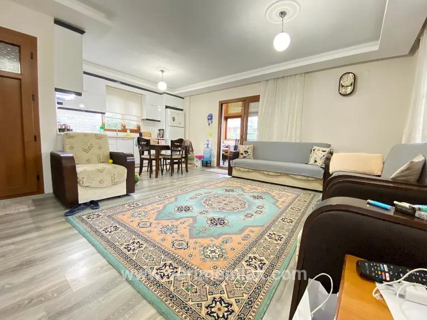 In Seferihisar Atatürk Mah. befindet sich eine vollständig unabhängige Villa mit voller Meeresaussicht, 4+1 Zimmer, zum Verkauf