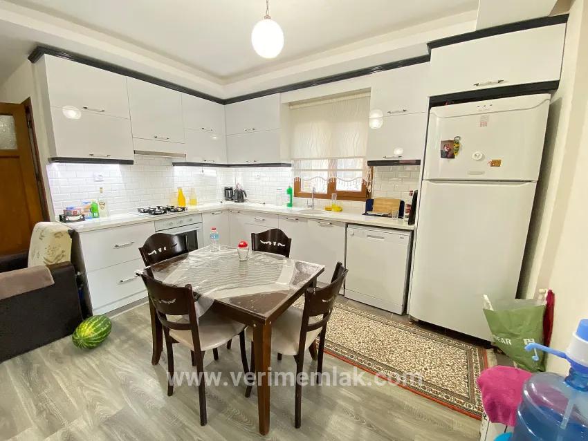 In Seferihisar Atatürk Mah. befindet sich eine vollständig unabhängige Villa mit voller Meeresaussicht, 4+1 Zimmer, zum Verkauf