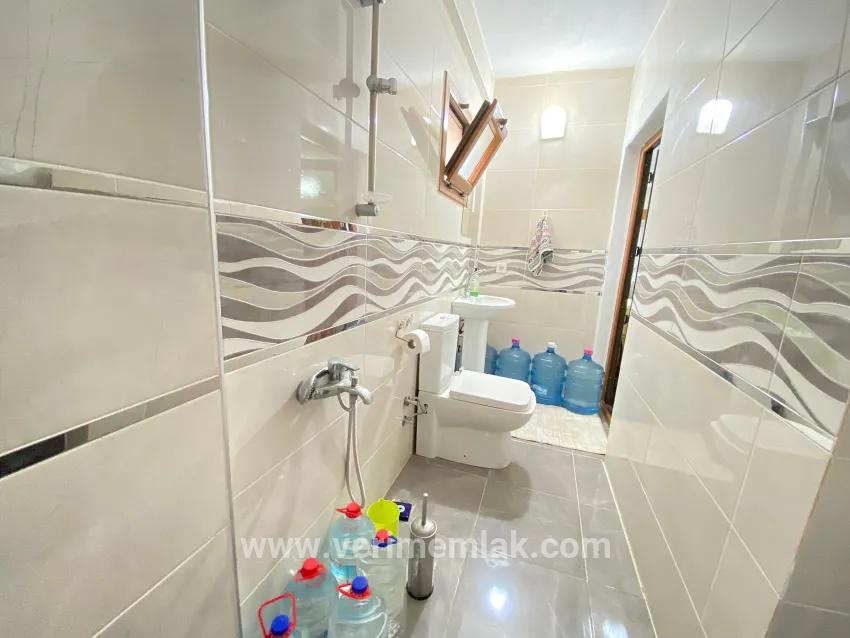 In Seferihisar Atatürk Mah. befindet sich eine vollständig unabhängige Villa mit voller Meeresaussicht, 4+1 Zimmer, zum Verkauf