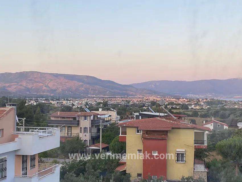 In Seferihisar Atatürk Mah. befindet sich eine vollständig unabhängige Villa mit voller Meeresaussicht, 4+1 Zimmer, zum Verkauf