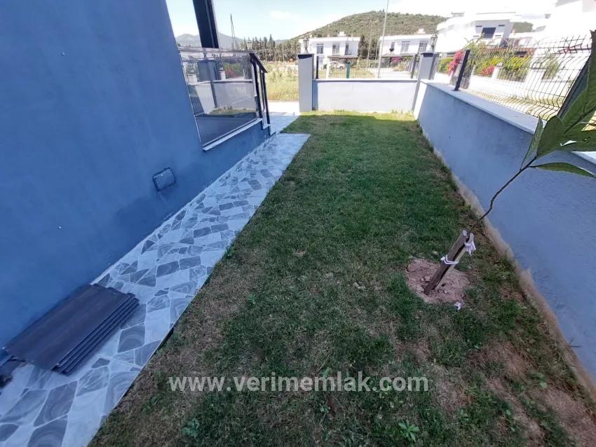 In der Seferihisar Cumhuriyet Mahallesi, 1 km vom Meer entfernt, zu verkaufen, 4+1 geräumige Villa mit großem Garten und Luxusausstattung