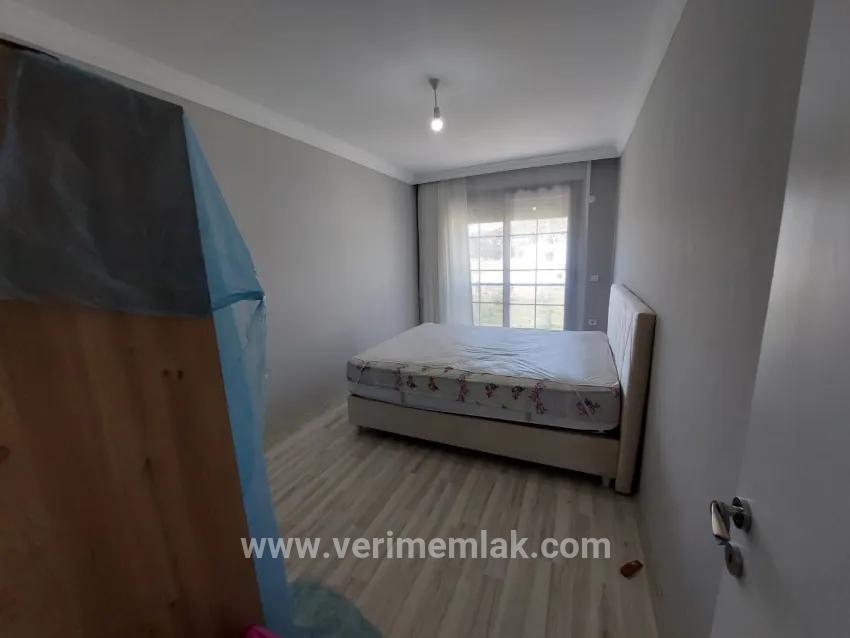 In der Seferihisar Cumhuriyet Mahallesi, 1 km vom Meer entfernt, zu verkaufen, 4+1 geräumige Villa mit großem Garten und Luxusausstattung
