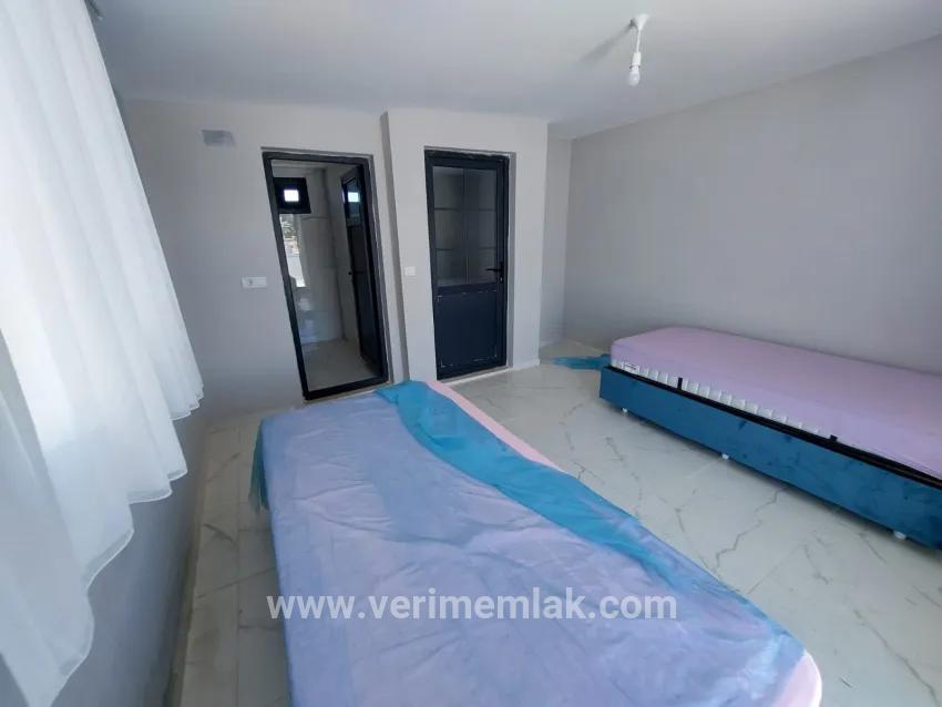 In der Seferihisar Cumhuriyet Mahallesi, 1 km vom Meer entfernt, zu verkaufen, 4+1 geräumige Villa mit großem Garten und Luxusausstattung