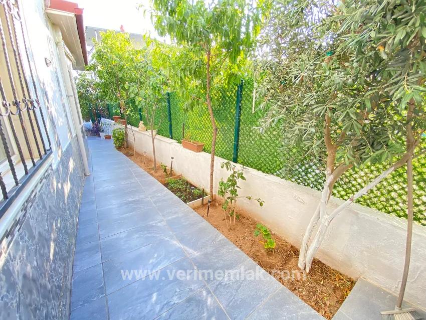 Seferihisar Mersin Ala dem Meer 350 m Entfernung mit Garten zum Verkauf stehendes 2+1 Doppelhaus –